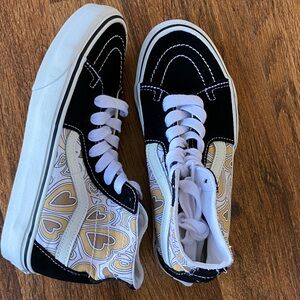 Girls Vans NWOT high top hearts skater shoes Sz 5 suede/ canvas